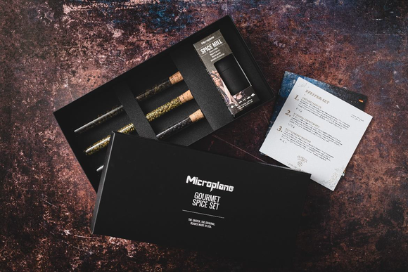 Microplane - Set Nootmuskaatmolen zwart met 3 soorten peper