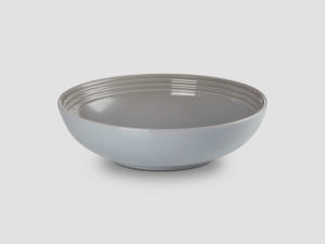 Le Creuset - Aardewerken serveersbowl in Mist Grey 32cm